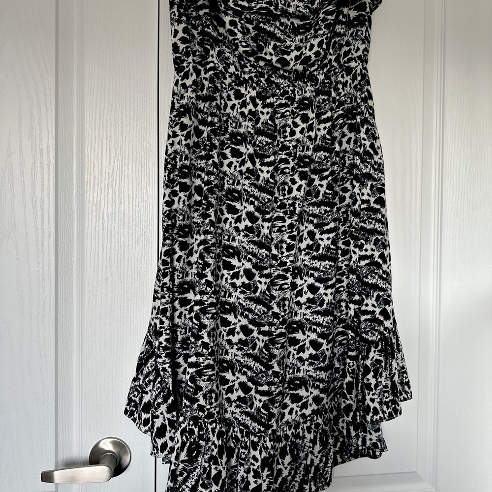 Black and white, over the knees, little longer in the back. Great for traveling.